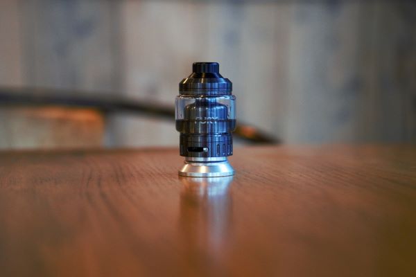 Atomiseur Fury RTA sur tank stand - blog Le Petit Vapoteur